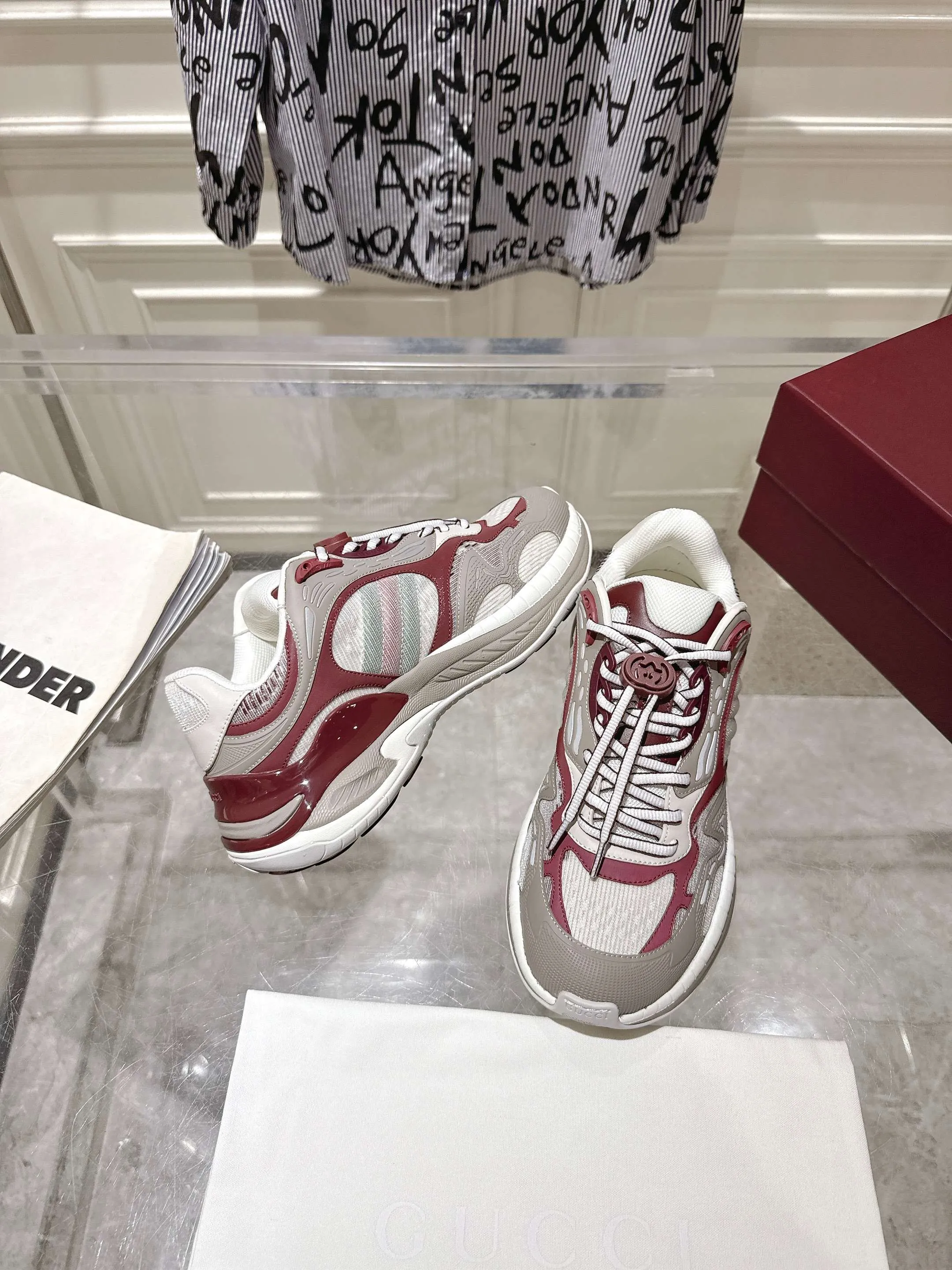 👟👟Ex-factory price 980👟👟Upgraded version with airplane case Gucci Gucci 25ss hot new style couple style retro sports shoes dad shoes This Gucci 2.0 reinterprets the brand's iconic striped webbing elements. This new interpretation of iconic details uses EVA thick soles with a smart silhouette, bringing a stable and comfortable wearing experience. Delivered in exquisite packaging. Fabric: Made of original imported cowhide/technical fabric. Inner foot pad: Breathable mesh. Heel height: 4cm. Sole: Original customized ultra-light foam rubber outsole. Size: 35-45 (women's size 40, men's size 45, custom-made, non-returnable)